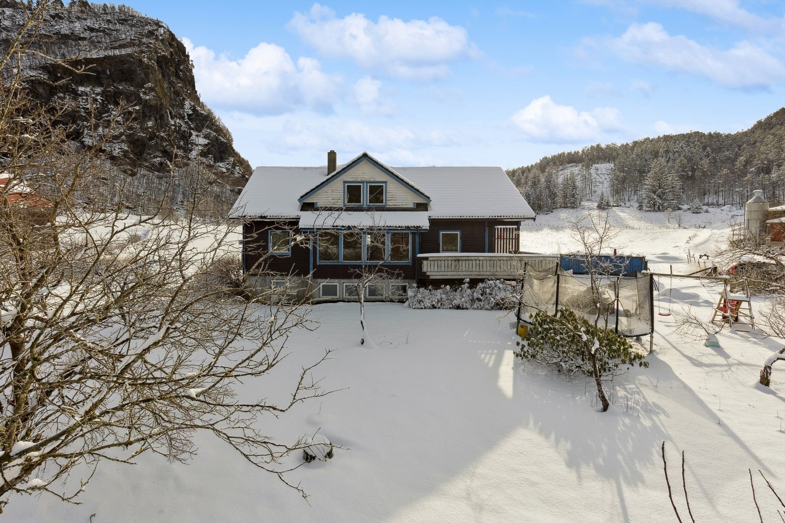 Våningshuset er oppført i 1996. Enebolig med kjeller, hovedetasje og loft. Galleribilde