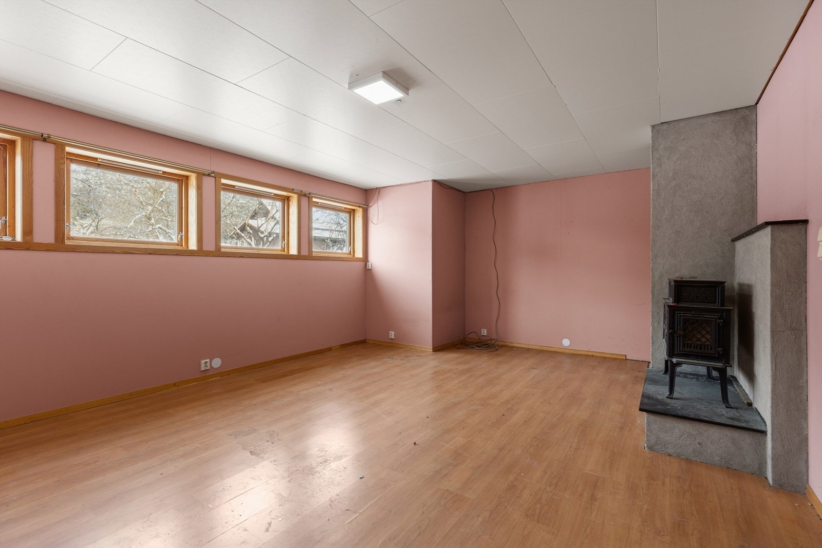 Romslig kjellerstue med vedovn. Galleribilde