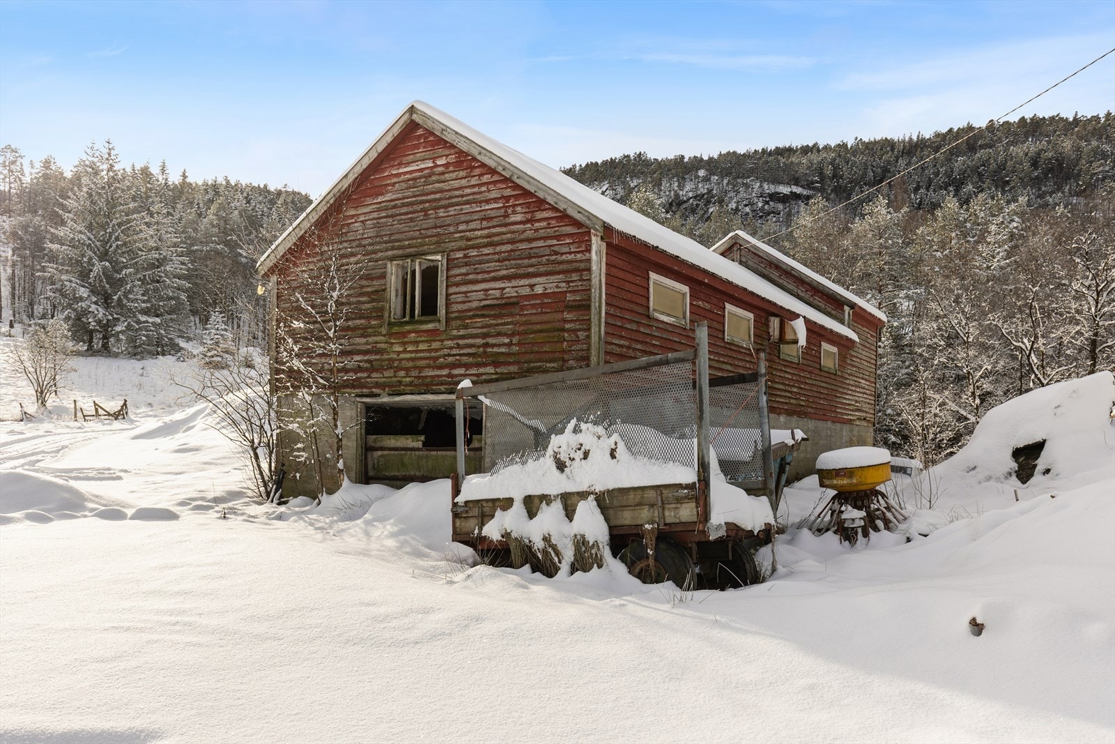 Lagerbygg. Ukjent byggeår. Bygget holder så dårlig stand at det kan rives. Galleribilde