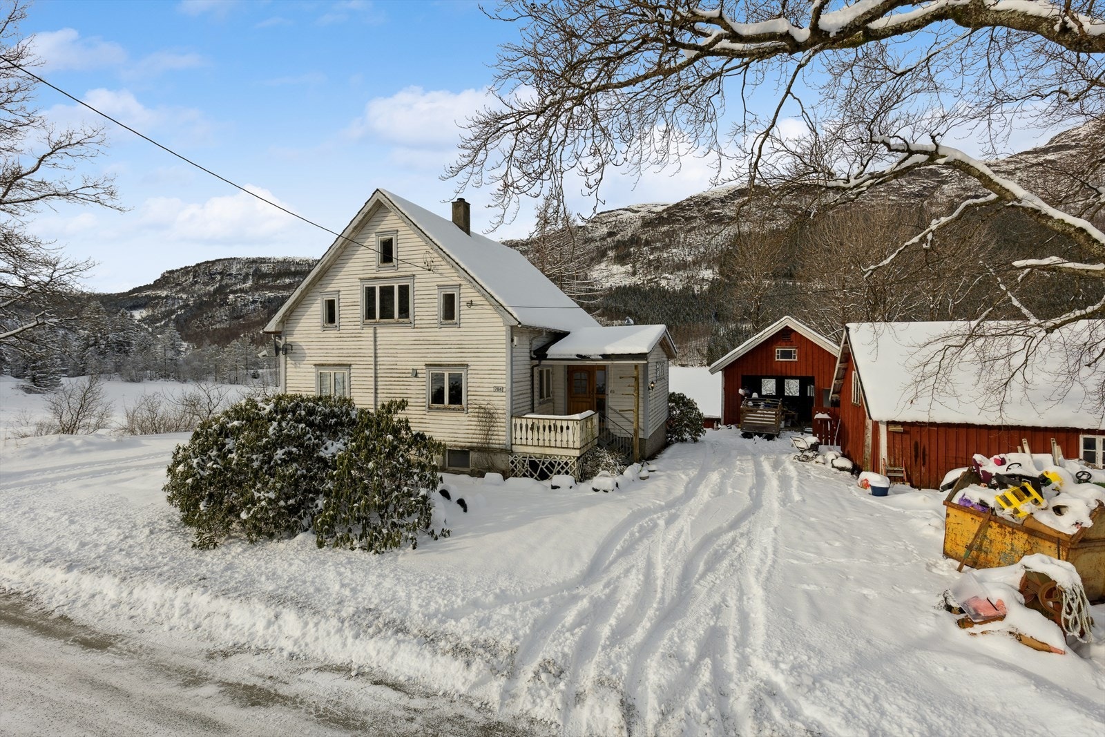 Eiendommen har nær beliggenhet til fylkesvei 745, som gir god adkomst. Galleribilde