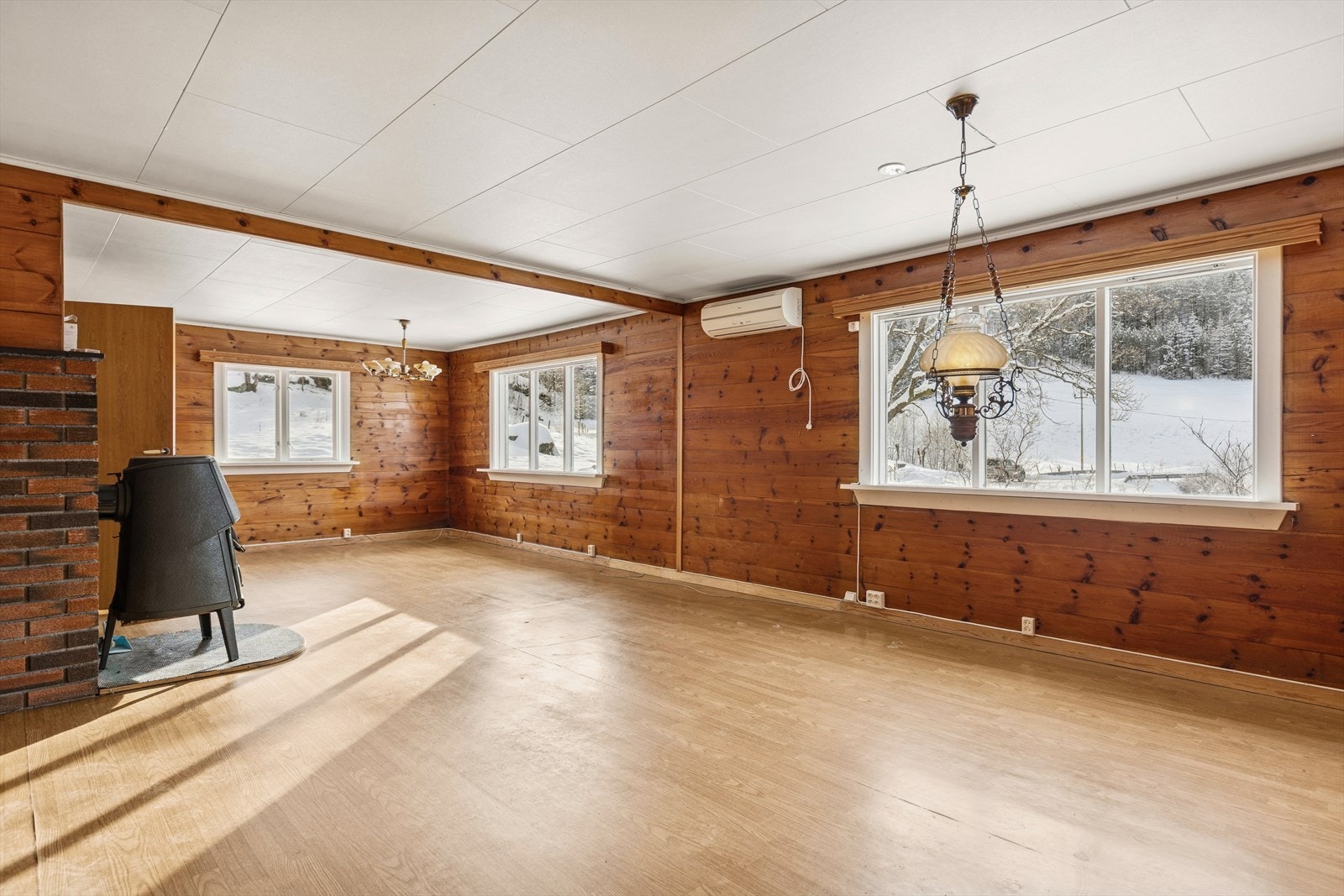 Det er montert både vedovn og varmepumpe i rommet. Galleribilde