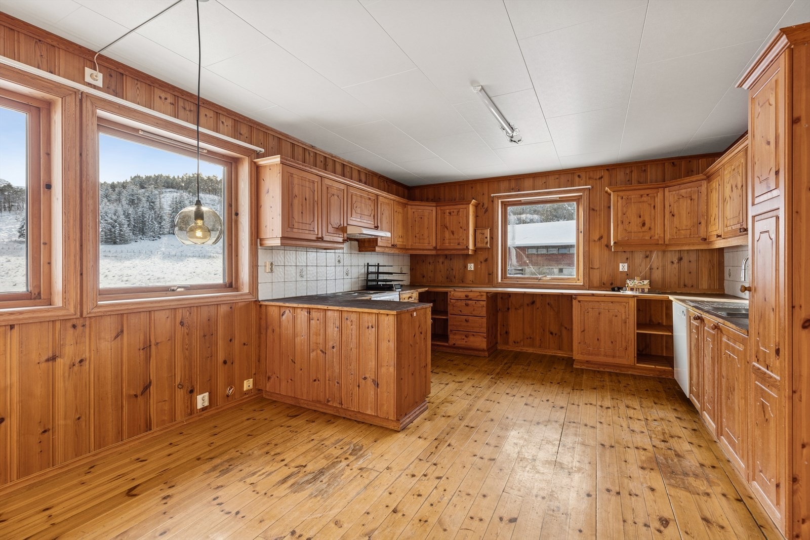 Bruksvennlig kjøkken med profilerte fronter og heltre benkeplate. Opplegg for oppvaskmaskin. Galleribilde