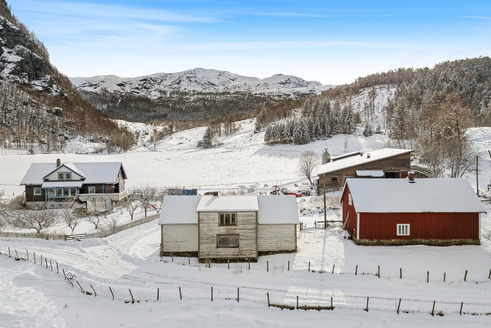 På eiendommen finnes det totalt 11 bygninger av varierende tilstand. Galleribilde