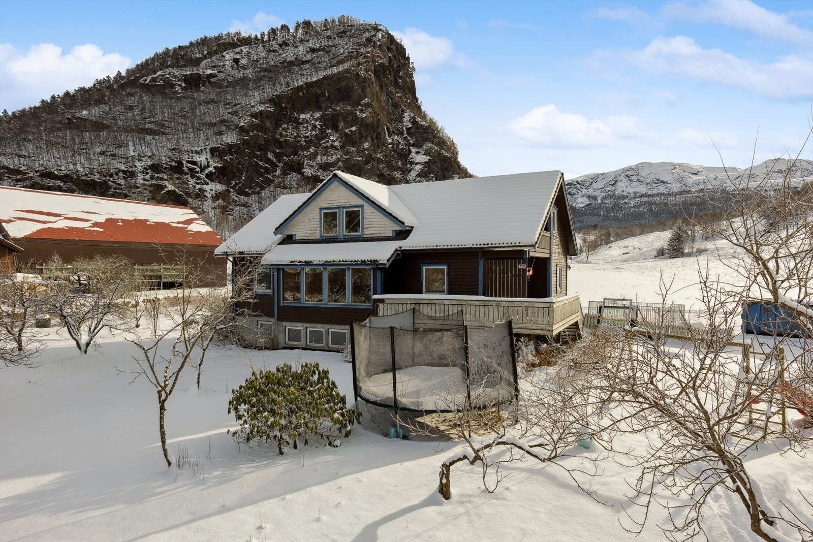 Hyggelig hage rundt våningshuset. Galleribilde