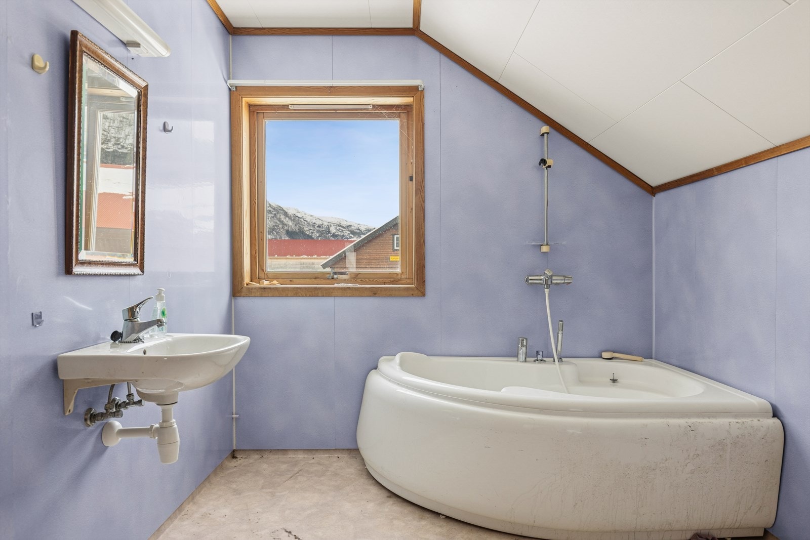 Badet i 2. etasje har belegg på gulv og våtromsplater på vegg. Innredet med badekar, toalett og servant. Galleribilde