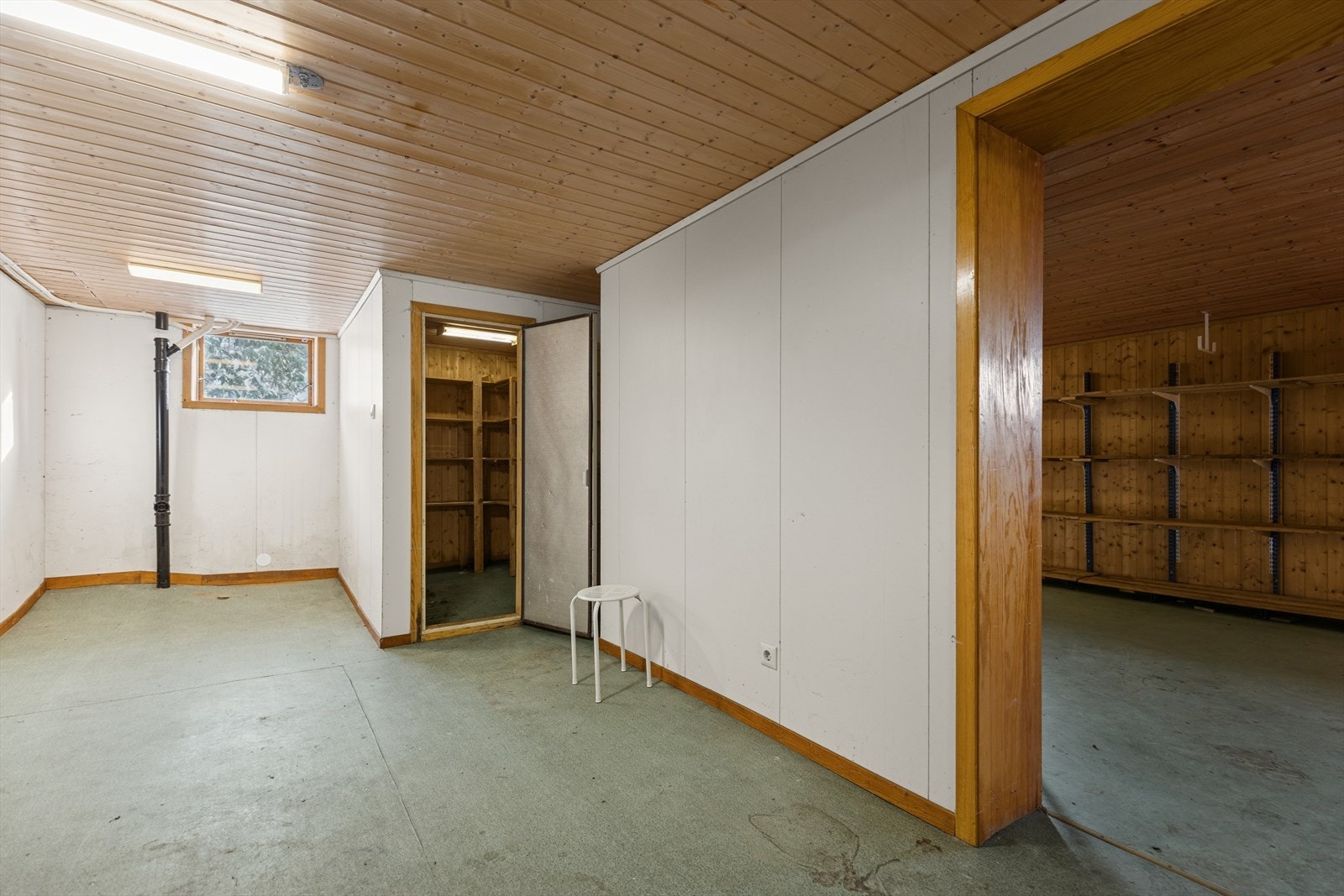 Gang med adkomst til vaskerom, kjølerom og stort lagerrom. Galleribilde