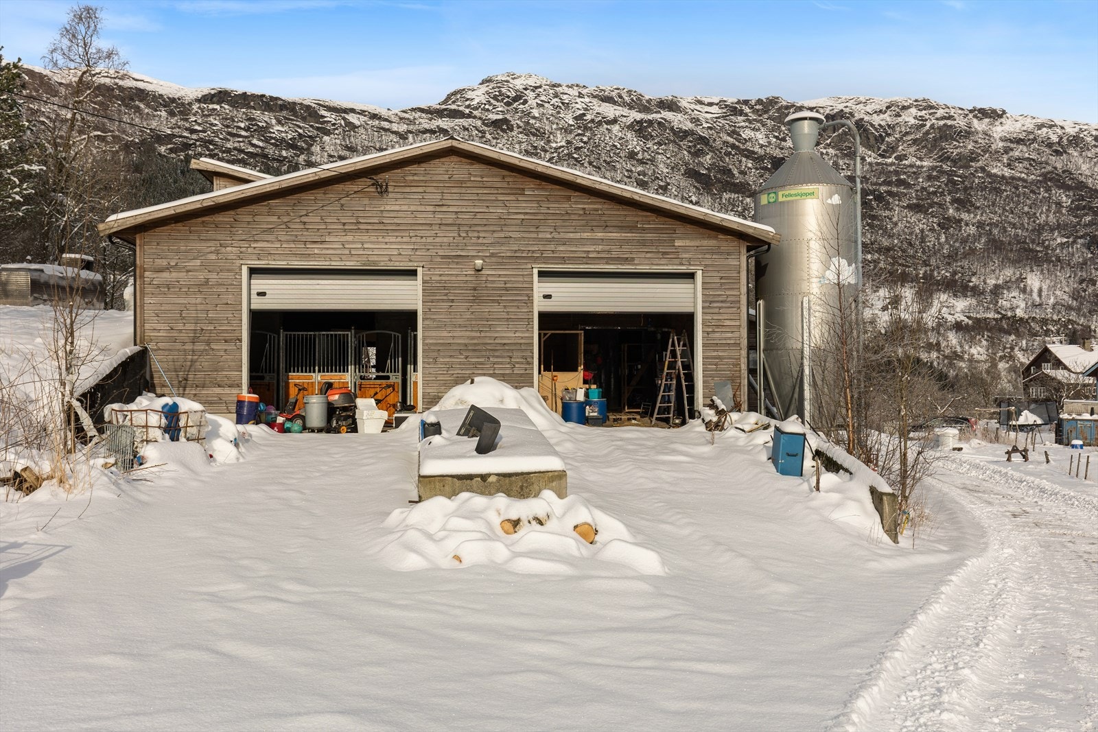 Driftsbygning/fjøs, oppført mellom 1972-81, ombygd/tilbygd/modernisert i 2012. Galleribilde