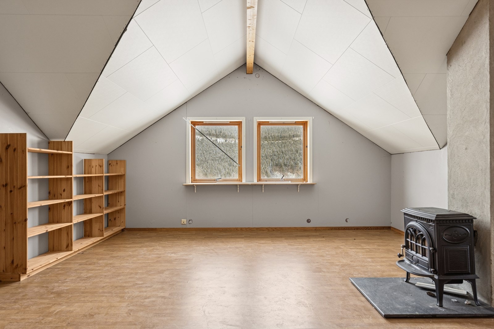 Stor loftstue med vedovn. Den høye himlingen gir et ekstra god romfølelse. Galleribilde