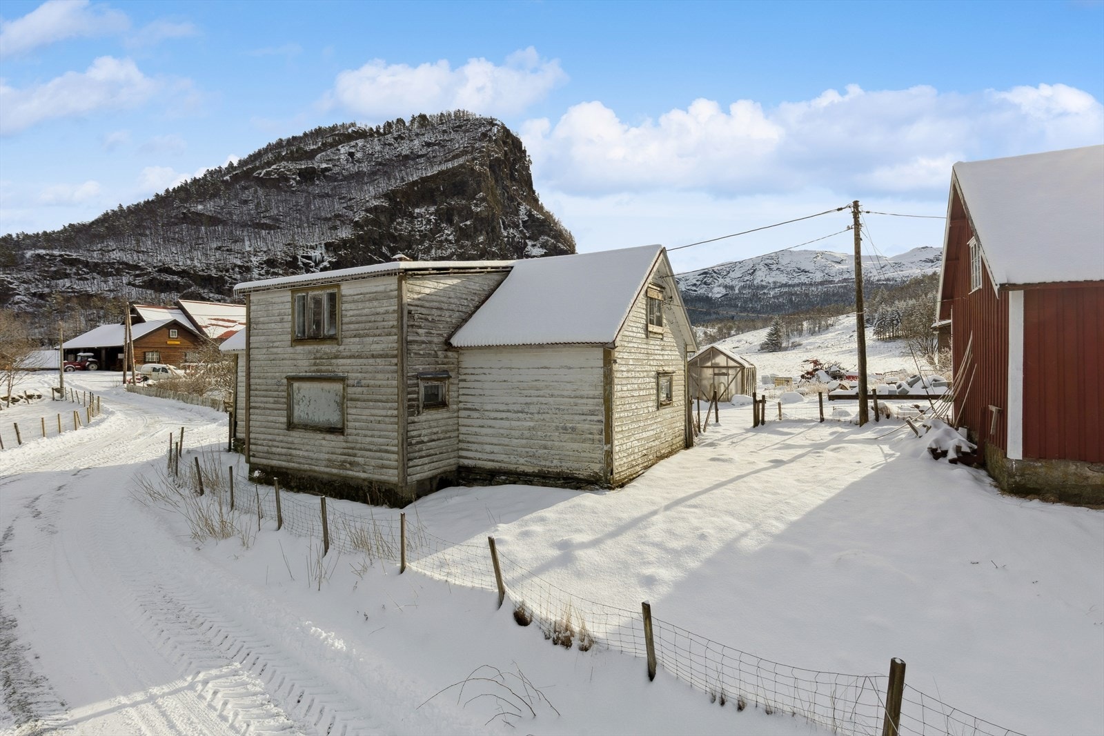 Bygningent har tydelig slitasje og betydelig vedlikeholdsetterslep. Byggeår ukjent. Galleribilde