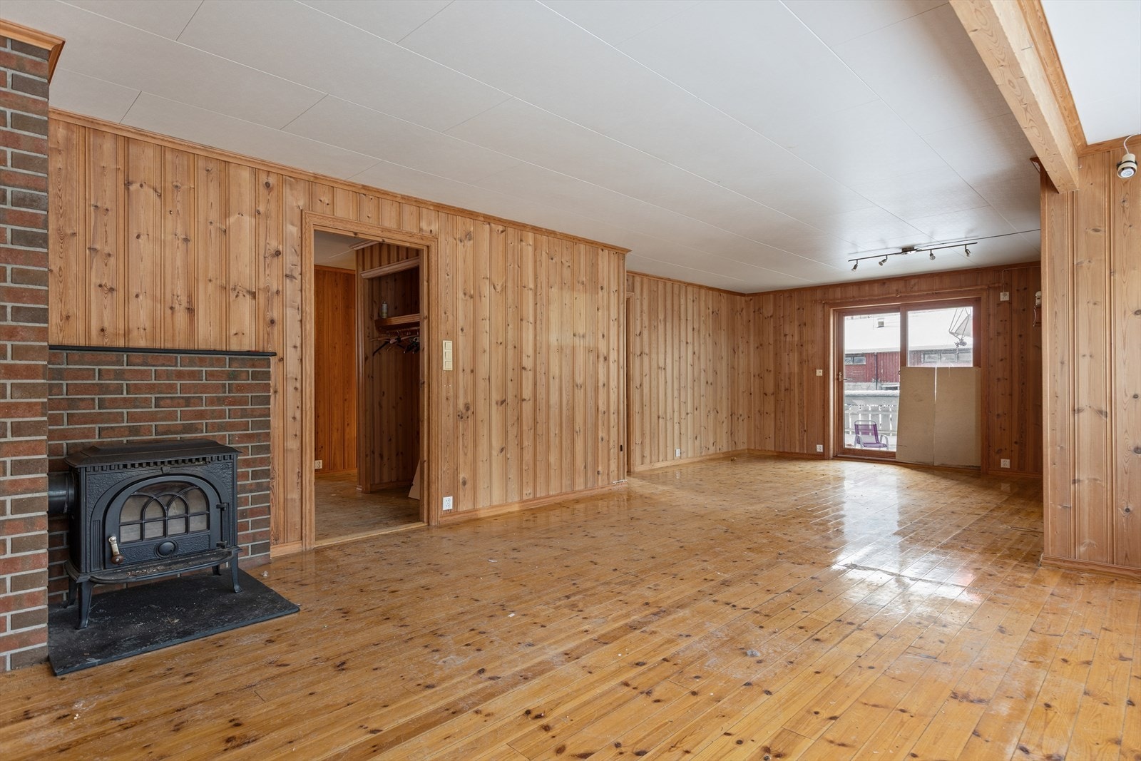 Det er montert peisovn i rommet. Galleribilde