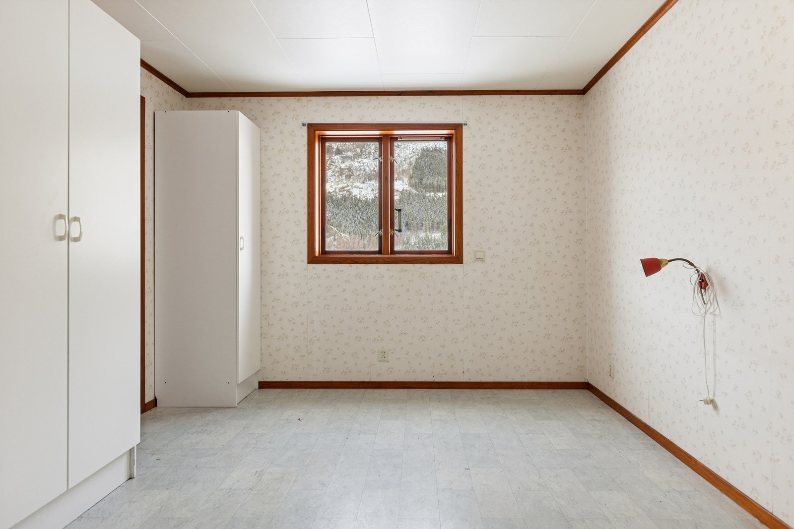 Kårboligen inneholder 4 soverom. Soverom 1 ligger i 1. etasje og har utgang til verandaen. Galleribilde