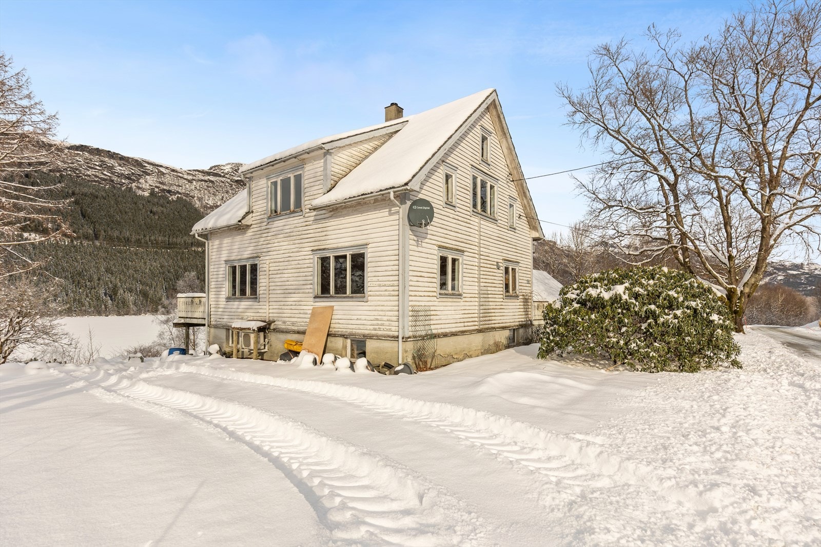 Kårboligen er oppført i 1951. Enebolig med kjeller, 1. etasje, 2. etasje og uinnredet loft. Galleribilde