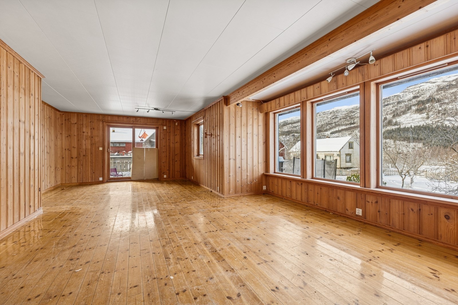 Stor og lys stue. Fra stuen er det direkte utgang til en veranda. Galleribilde