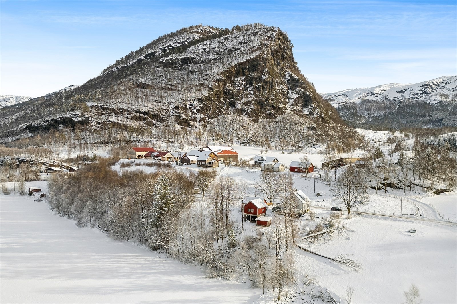 Her finner du variert terreng som gir muligheter for både jordbruk, dyrehold og tilrettelegging av nye driftsformer. Galleribilde