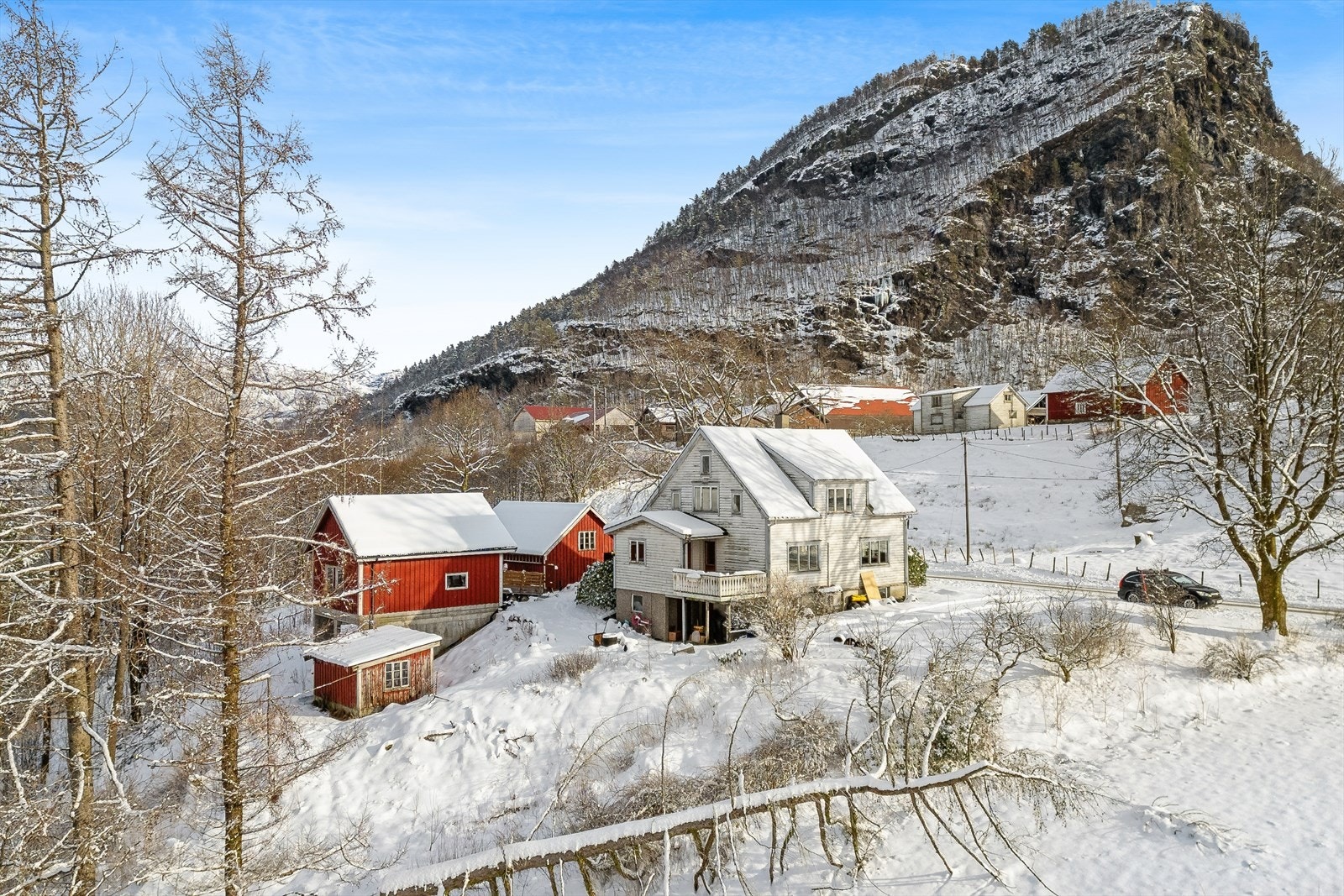 Frittliggende garasje og vedskjul. Galleribilde