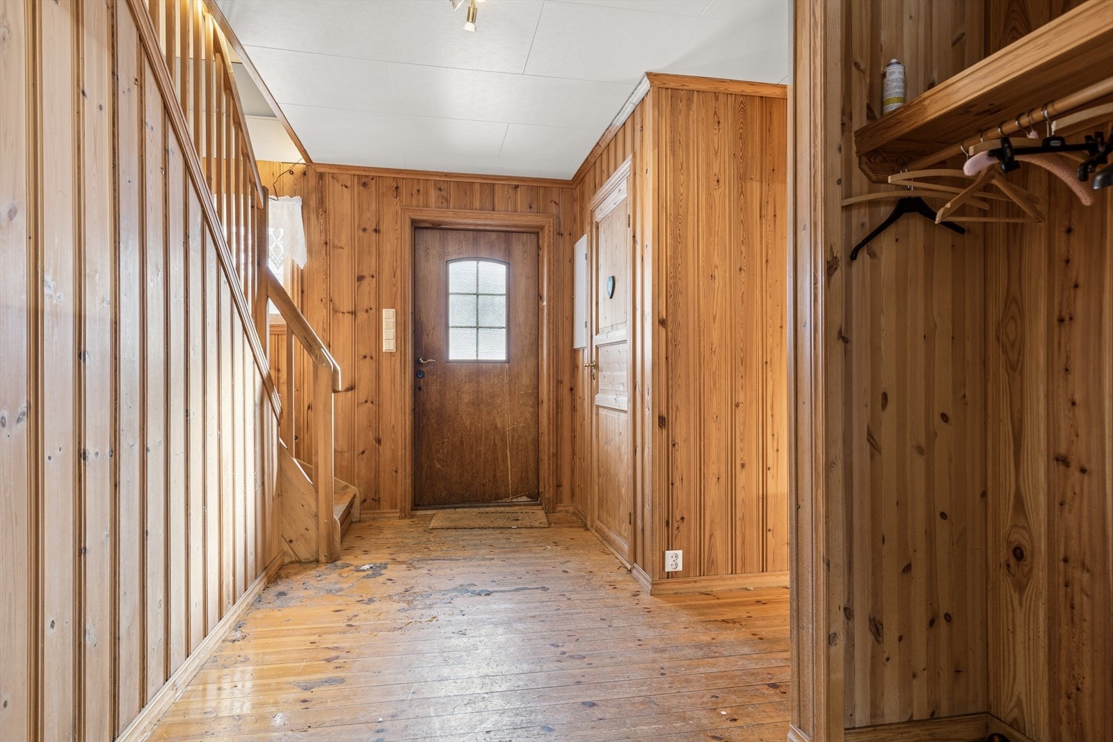 Velkommen inn! Våningshuset har et internt bruksareal på hele 303 kvm. Galleribilde