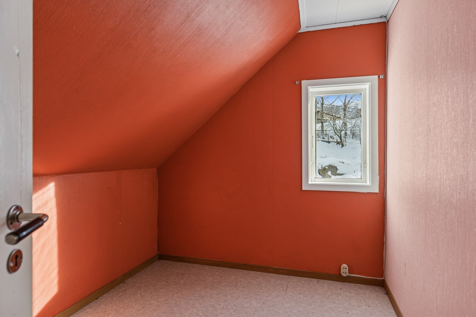 Boligen inneholder flere skråkammers. Galleribilde