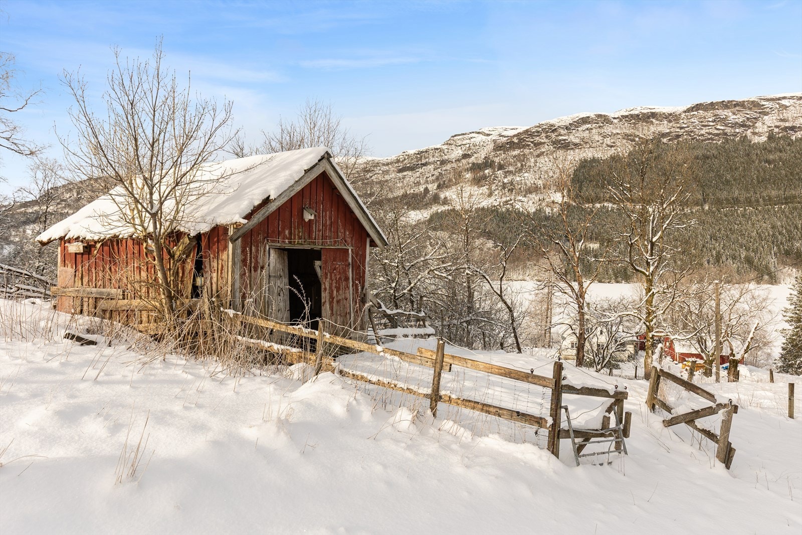 Lagerbygg. Ukjent byggeår. Bygget holder så dårlig stand at det kan rives. Galleribilde