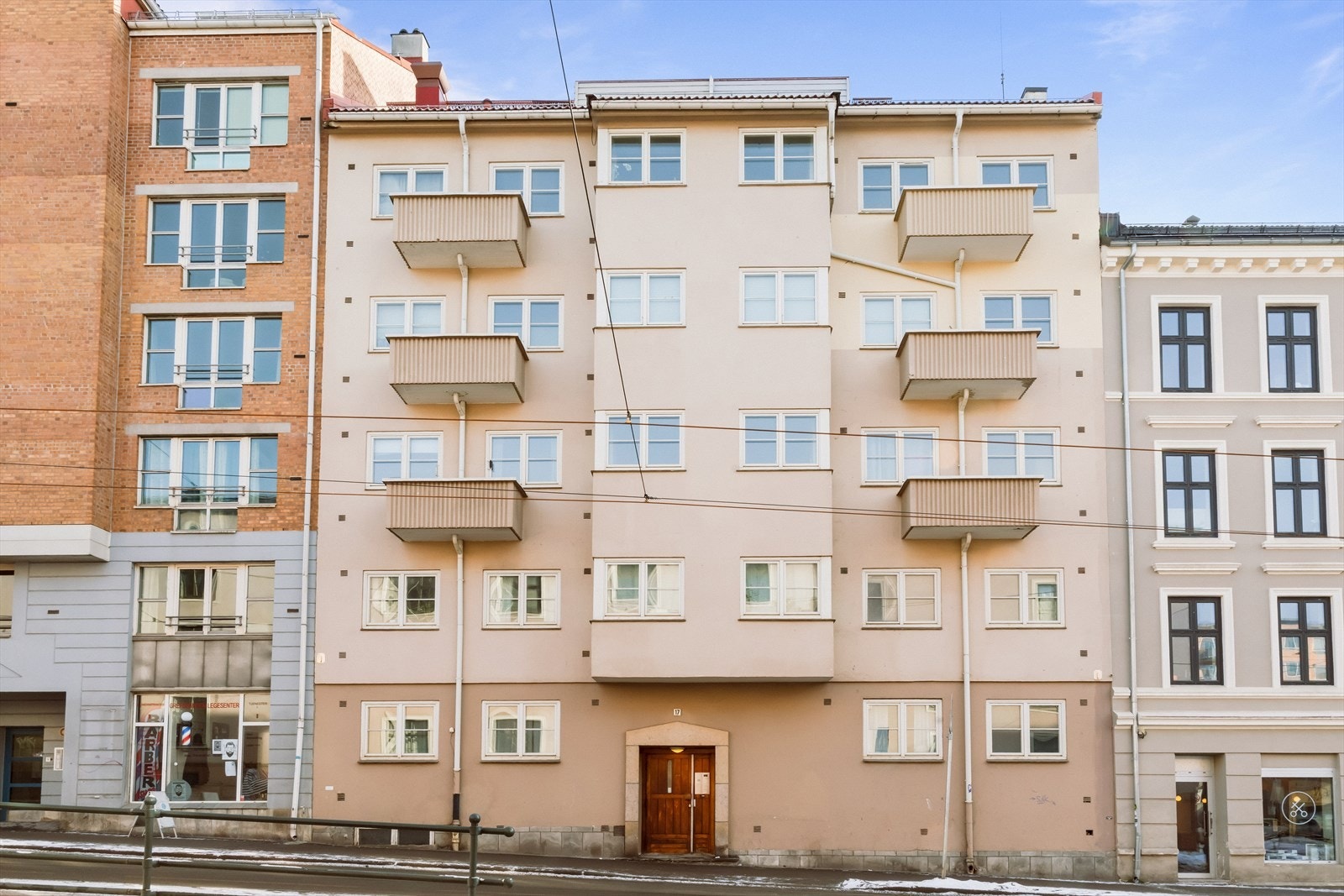 Bygården fra 1953 er en del av Sameiet Grefsenveien 17, som består av 17 boligseksjoner. Galleribilde