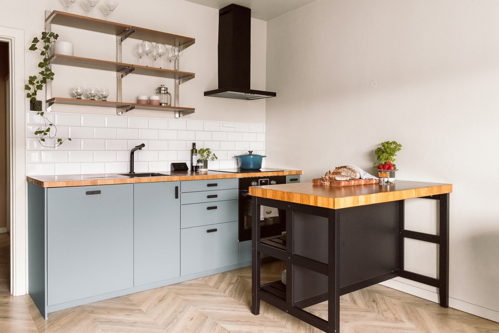 Kjøkkenet inneholder integrert induksjonsplatetopp, stekeovn, oppvaskmaskin og kjøl/fryseskap. Komfyrvakt samt aquastop/lekkasjevarsler med sensorer og magnetventil er installert. Galleribilde