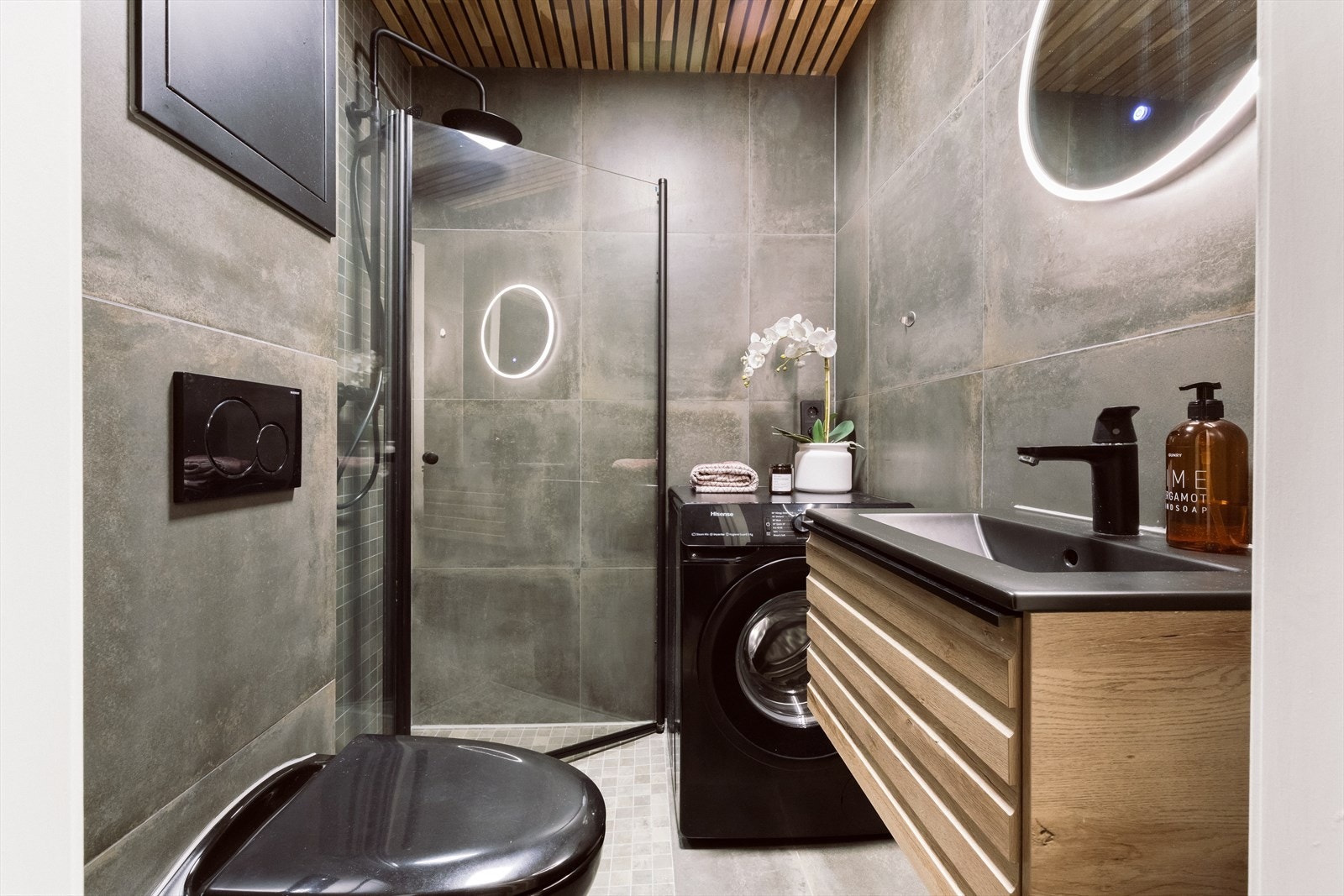 Delikat flislagt bad fra 2021 med varme i gulv og opplegg til vaskemaskin. Galleribilde