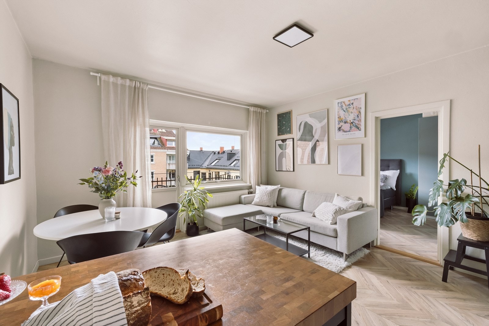 Stuen er luftig og sosial med godt lysinnslipp. Her er det god plass til hyggelige sosiale soner. Galleribilde