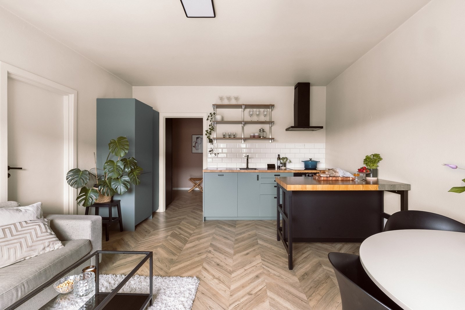 Vinduene i leiligheten er helt nye og ble satt inn nå, 10.03.2026. Helt nytt fiber bredbånd er også installert. Galleribilde