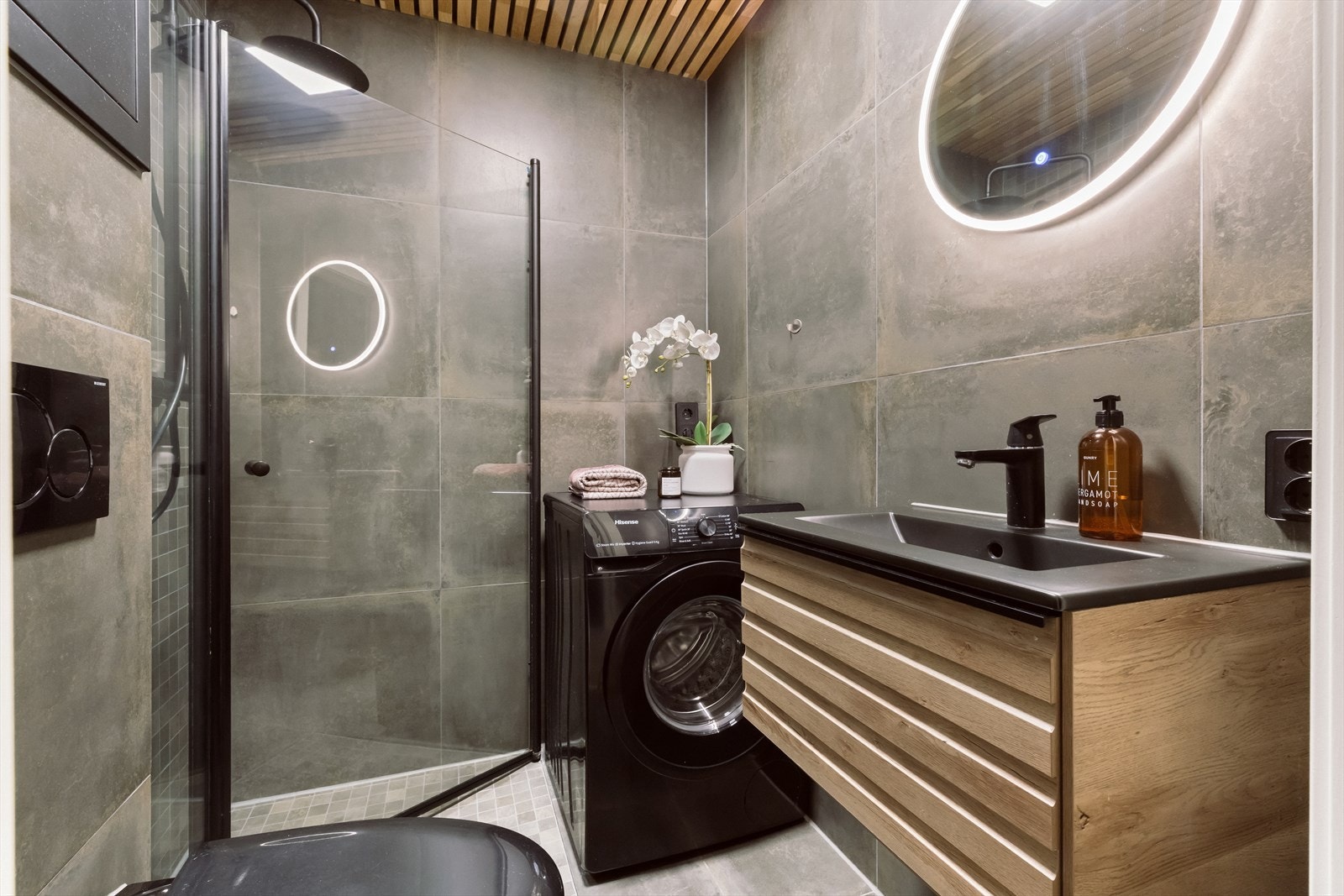 Innredningen består av servantskap med profilert og foliert front samt heldekkende servant, speil med integrert belysning på vegg over servant, veggmontert toalett. Her er det dreneringshull i innkassing for synliggjøring av evt. lekkasjevann. Galleribilde