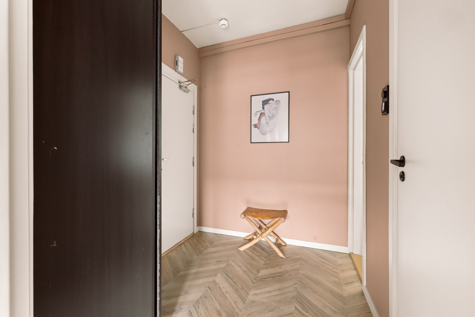 Entréen har god plass til å sette fra seg sko og oppheng. I dag er det et stort og praktisk garderobeskap i entréen. Det også plass til å ha garderobeskapet plassbygd ( se planløsning ) Galleribilde