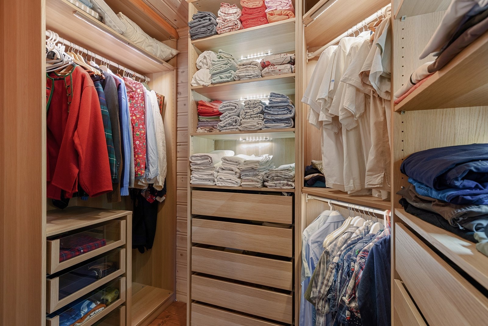 Praktisk walk-in-garderobe med rikeleg oppbevaringsplass Galleribilde