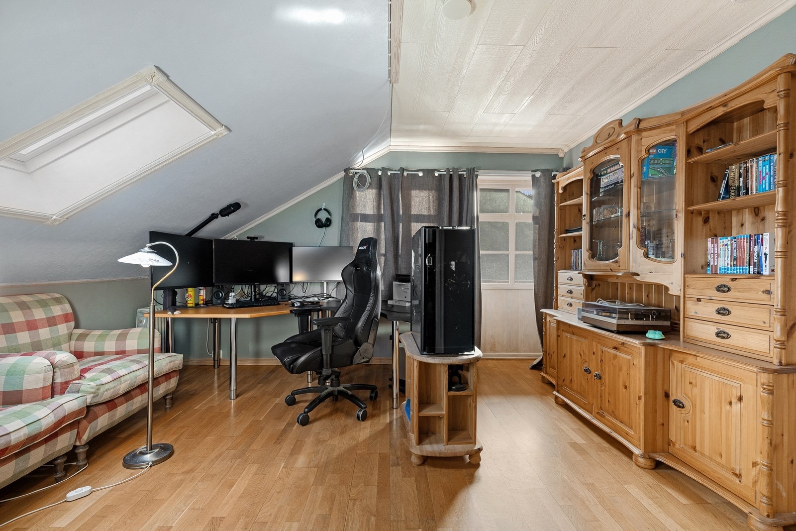 Kontor/tv-stove med utgang til sør/øst vendt balkong Galleribilde