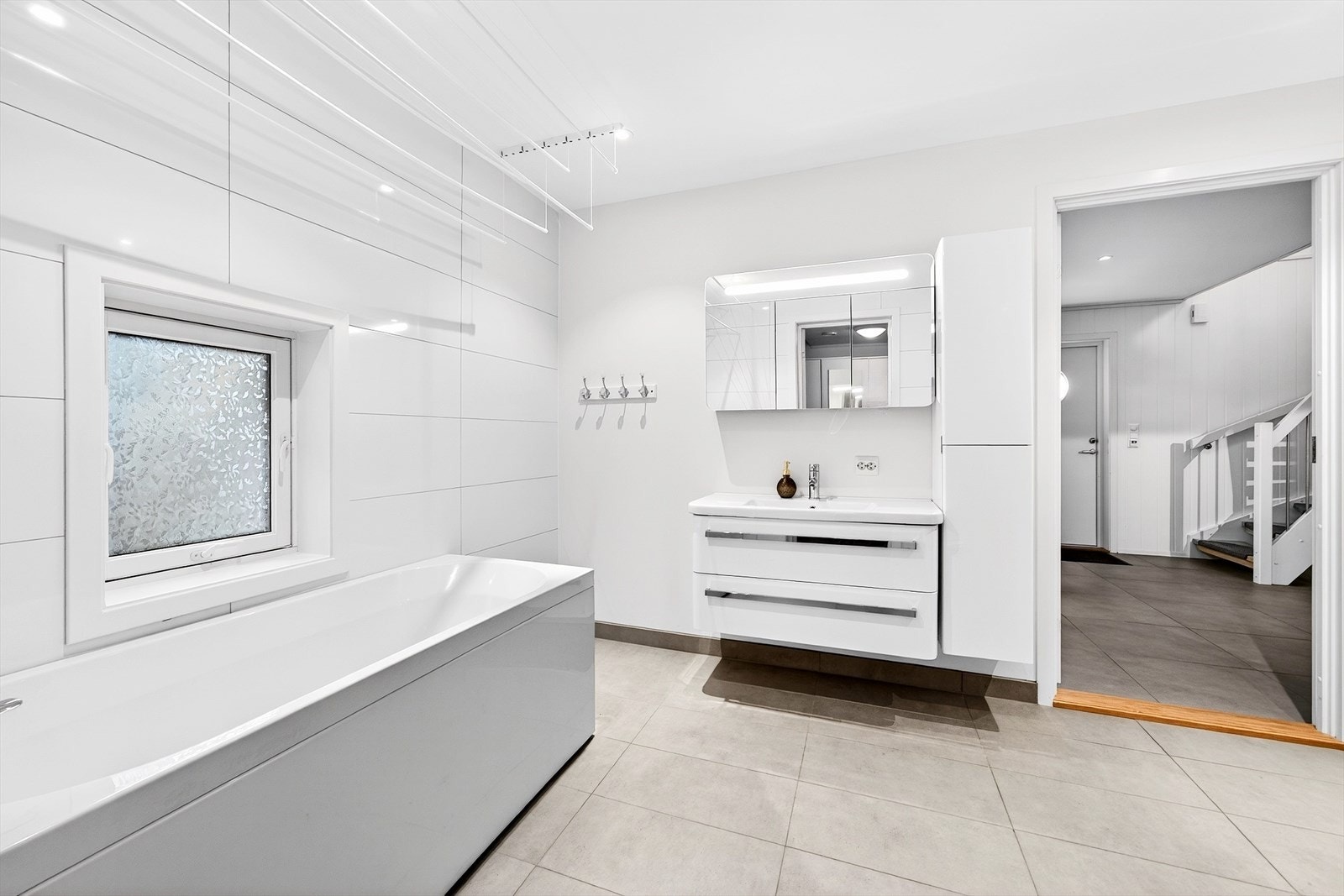 Smart hev-senk tørkestativ i tak. Godt med oppbevaring i speilskap, høyskap og skuffer. Galleribilde