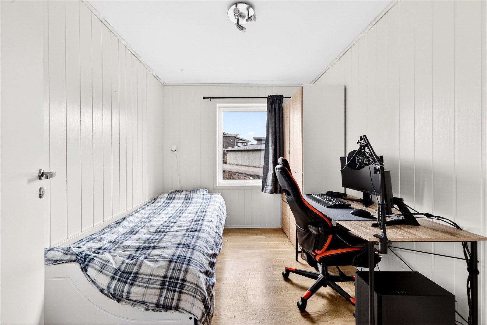 Soverom 4 av 4 - parkett og smartpanel, utgang til kjellerstue. Galleribilde