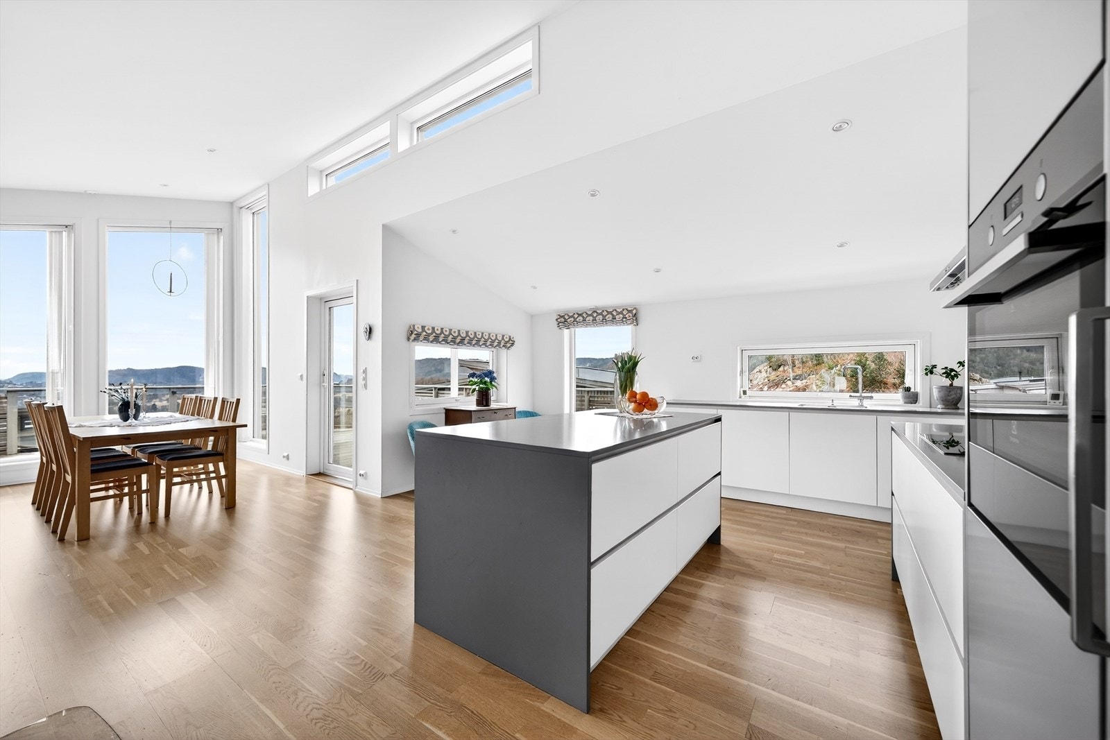 Praktisk kjøkkenøy og åpen løsning til stue. Galleribilde