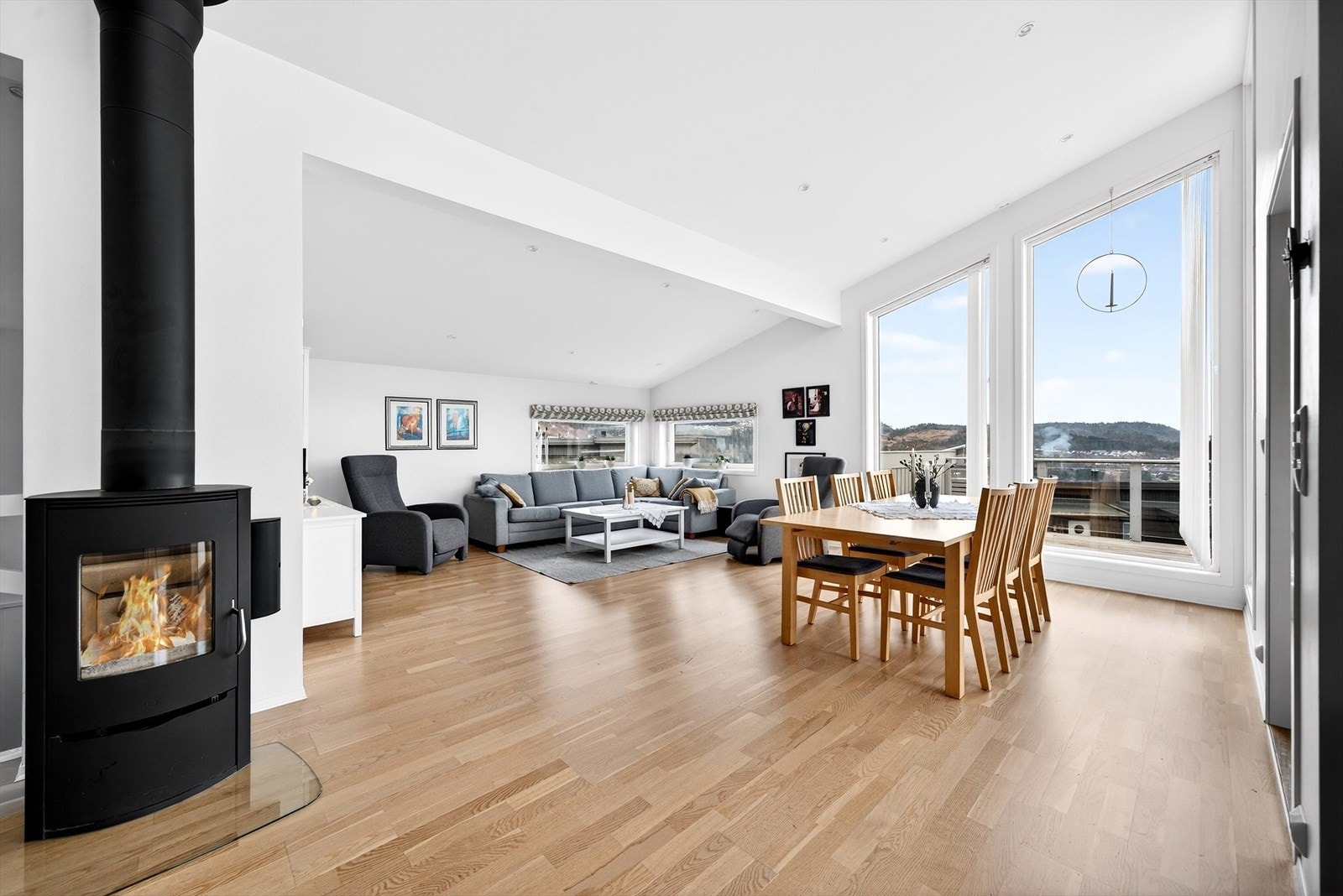 Stilren vedovn som gir stuen god varme. Galleribilde