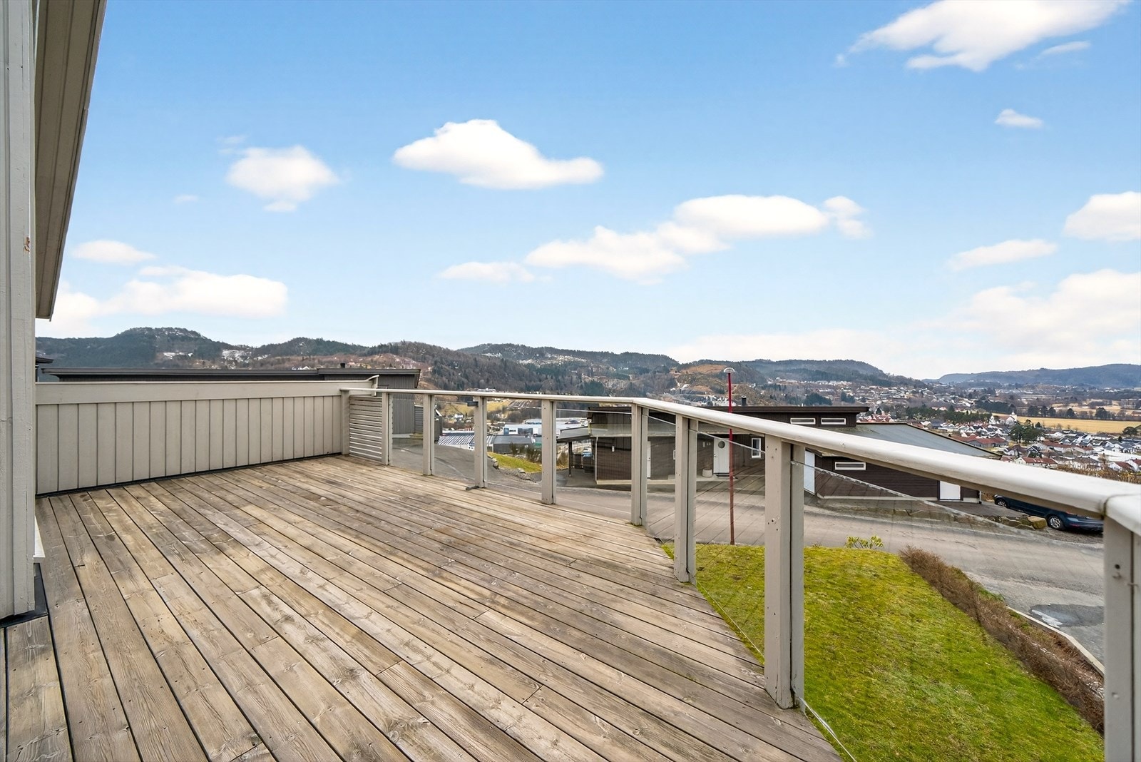 Romslig veranda med plass til hagemøbler. Glassrekkverk. Galleribilde