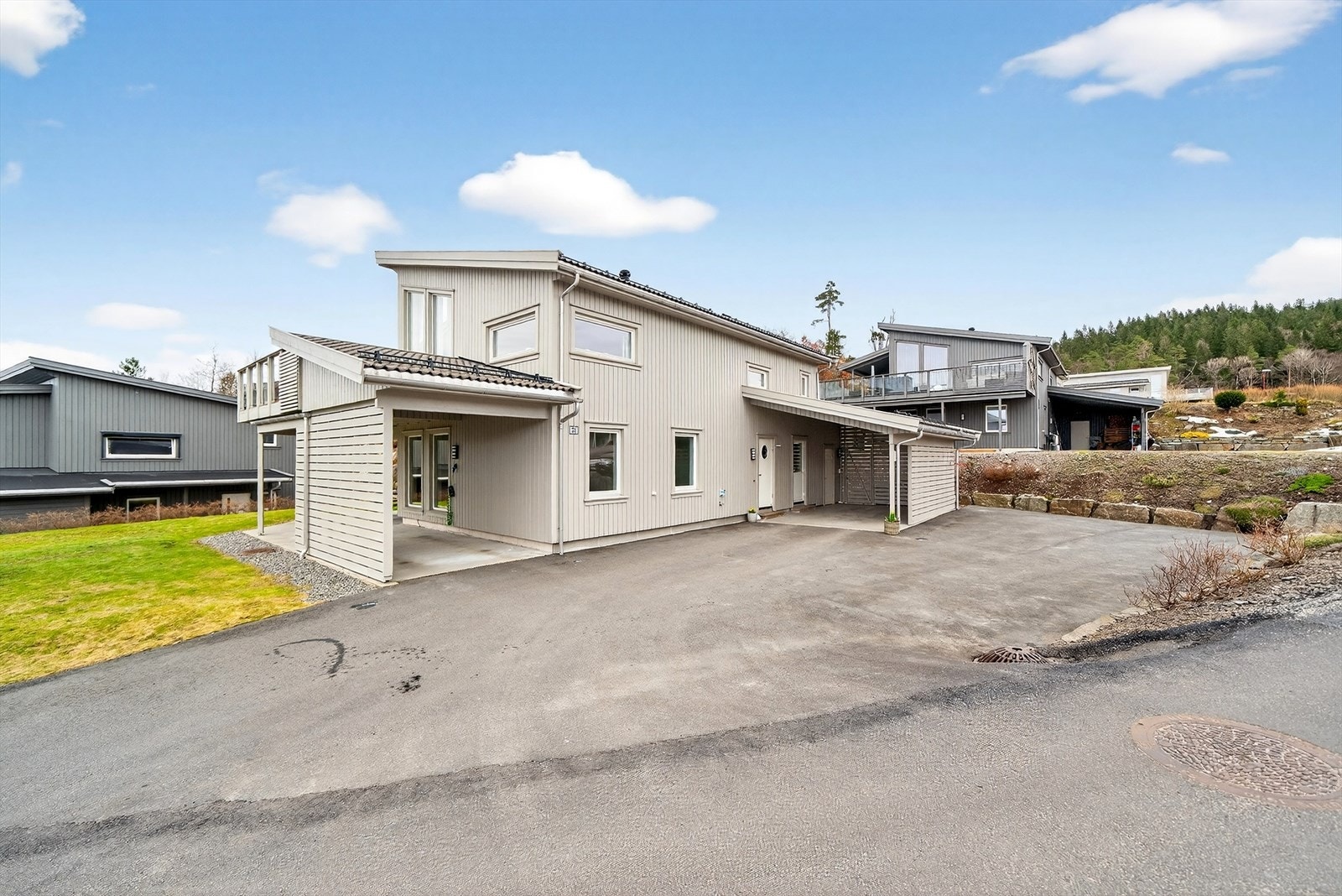 Romslig innkjørsel med gode parkeringsforhold. Galleribilde