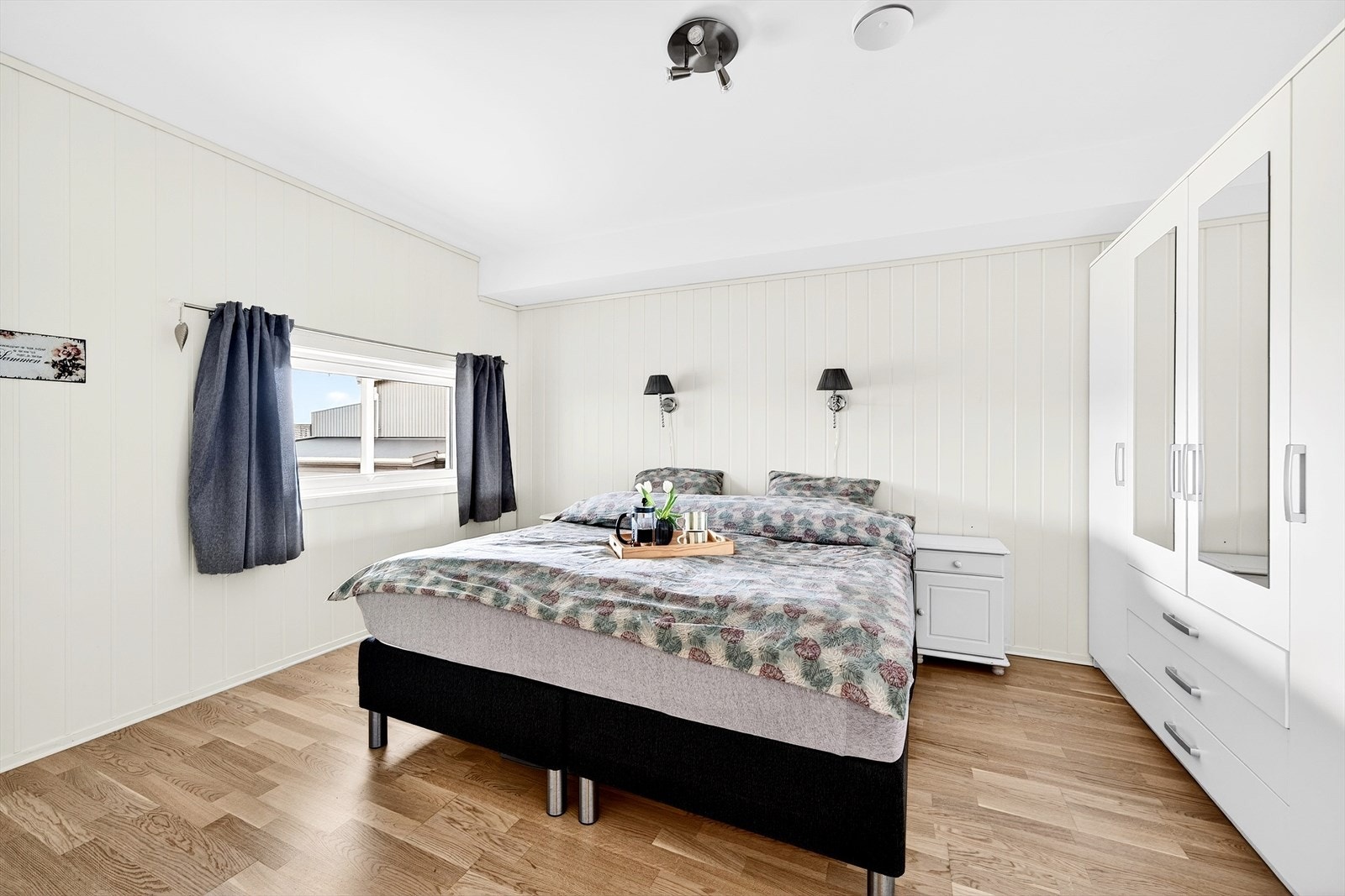 Soverom 2 av 4 - soverom i 1. etg med plass til dobbeltseng og garderobeløsning. Galleribilde