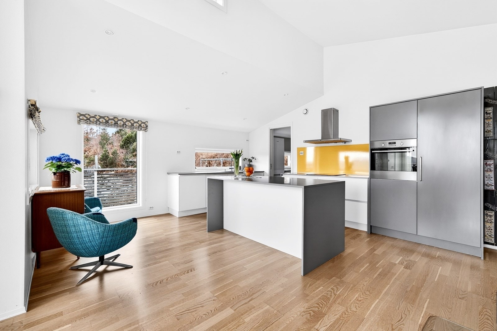 Kjøkken med innredning fra Hamran og integrerte hvitevarer. Galleribilde