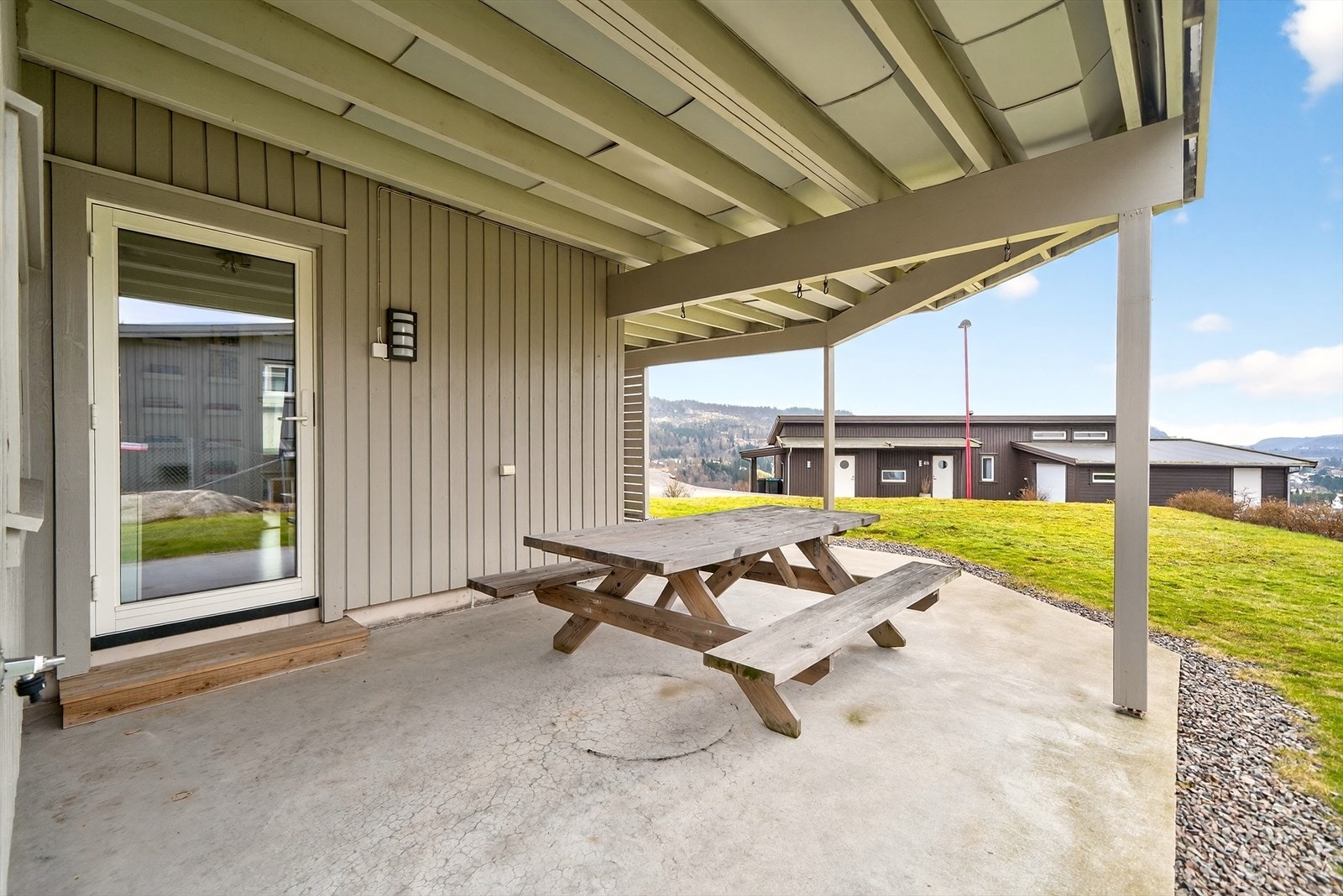 Utgang fra kjellerstue til hage. Galleribilde