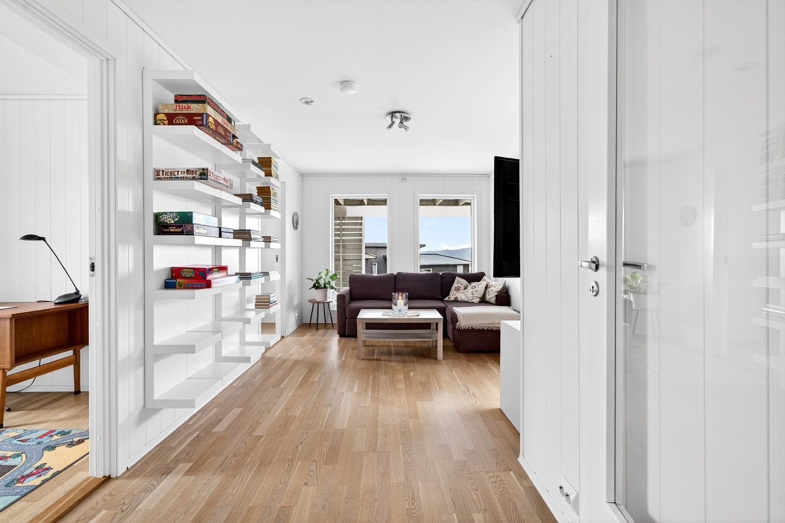 Kjellerstue med utsikt, parkett og varmekabler. Galleribilde