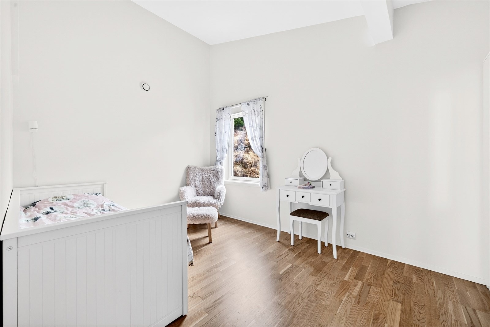 Soverom 1 av 4 - Luftig soverom i 2. etg med god takhøyde og egen inngang til baderom. Galleribilde