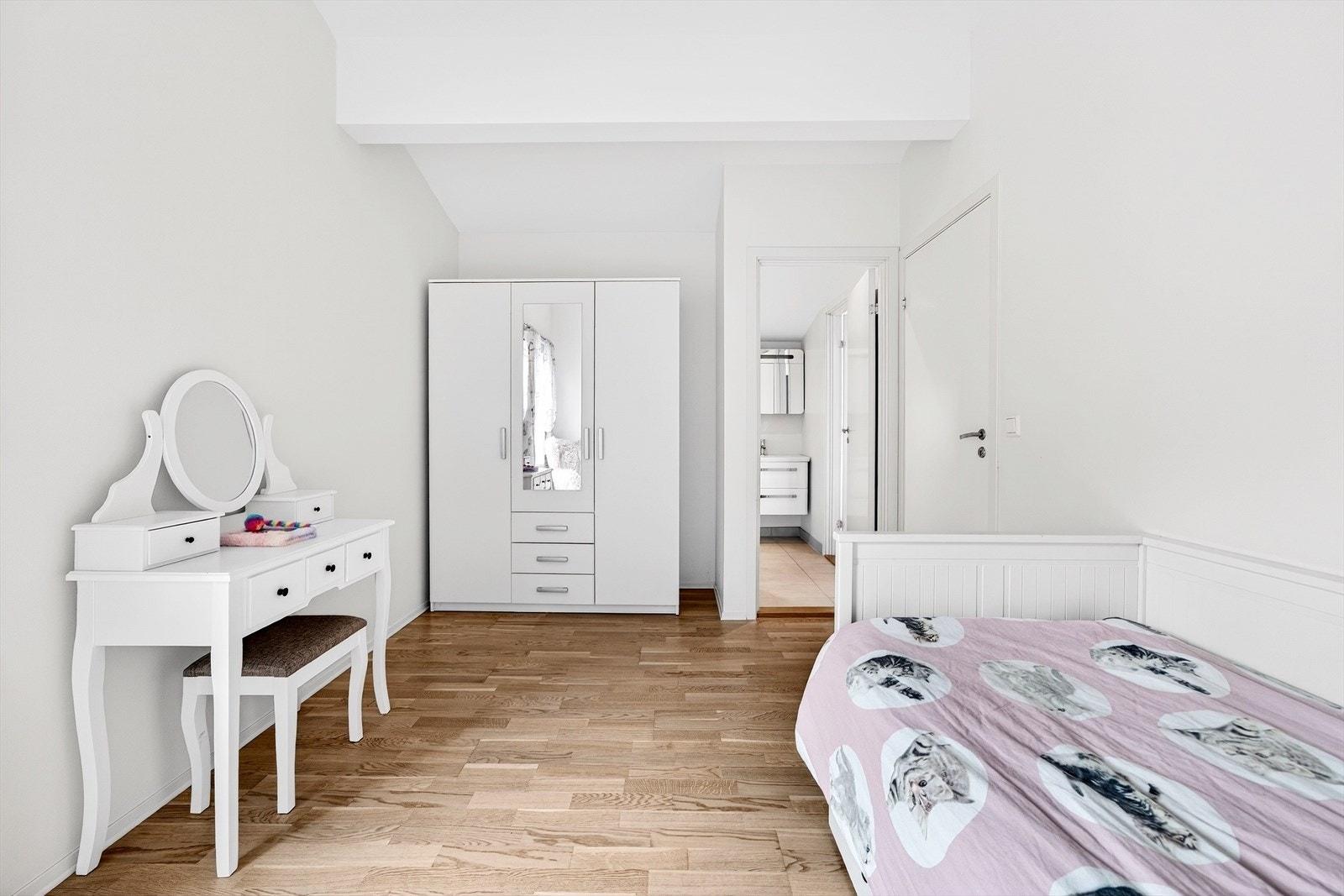 Soverommet har god plass til dobbelseng og garderobe, og egen inngang til baderom. Galleribilde