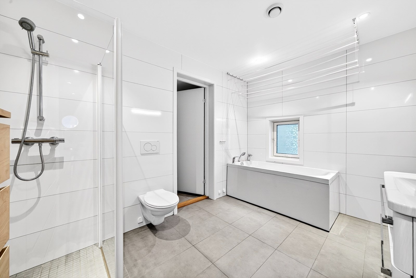 Romslig bad i 1.etg med badekar. Galleribilde