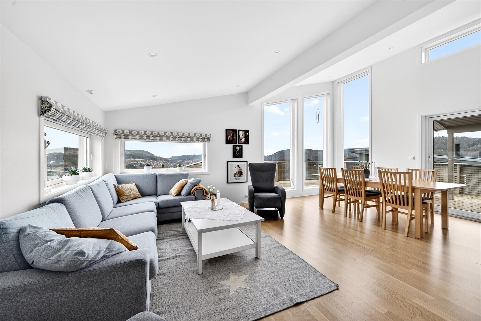 Moderne og lys stue med god takhøyde, malte gipsplater og parkettgulv. Galleribilde