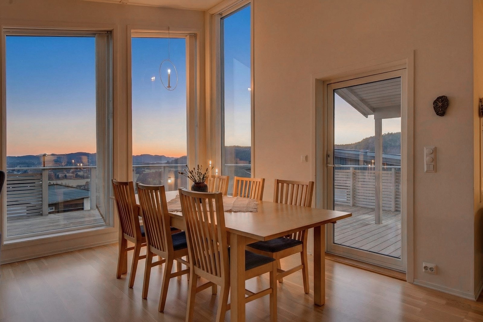 Utgang til veranda fra stue. Galleribilde