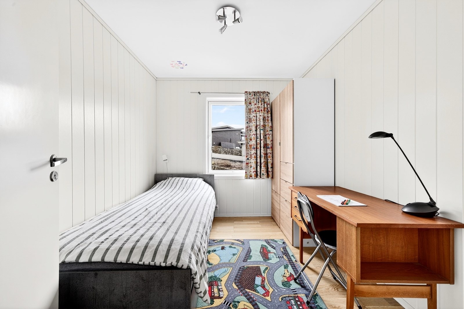 Soverom 3 av 4 - parkett og smartpanel, utgang til kjellerstue. Galleribilde