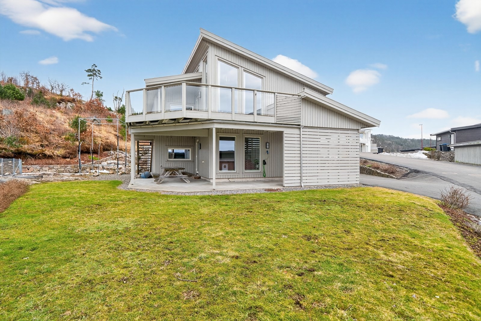 God boltreplass på plen, opparbeidet hage med natursteinsmur. Galleribilde