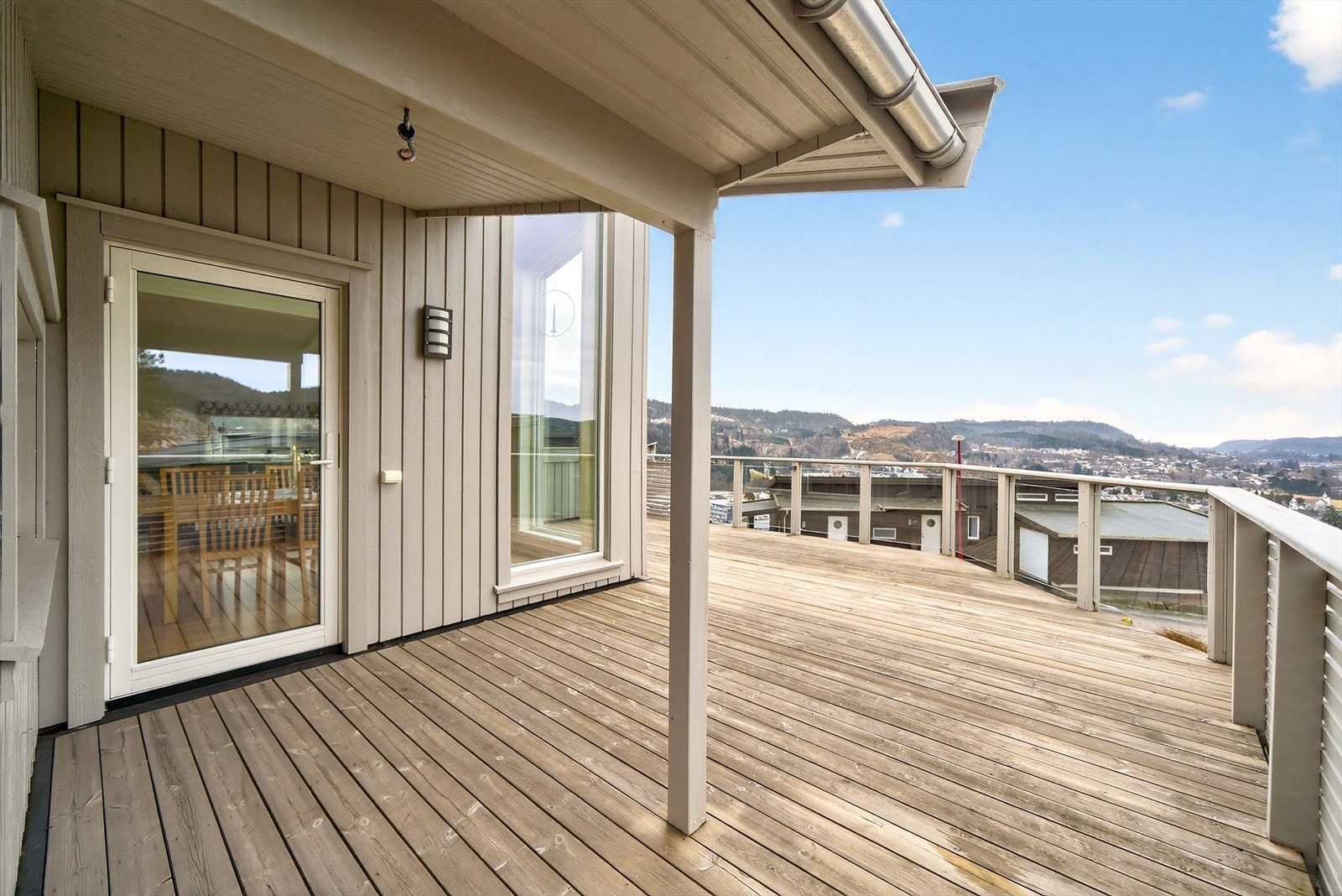 Huset har vid utsikt og svært gode solforhold hele året. Galleribilde