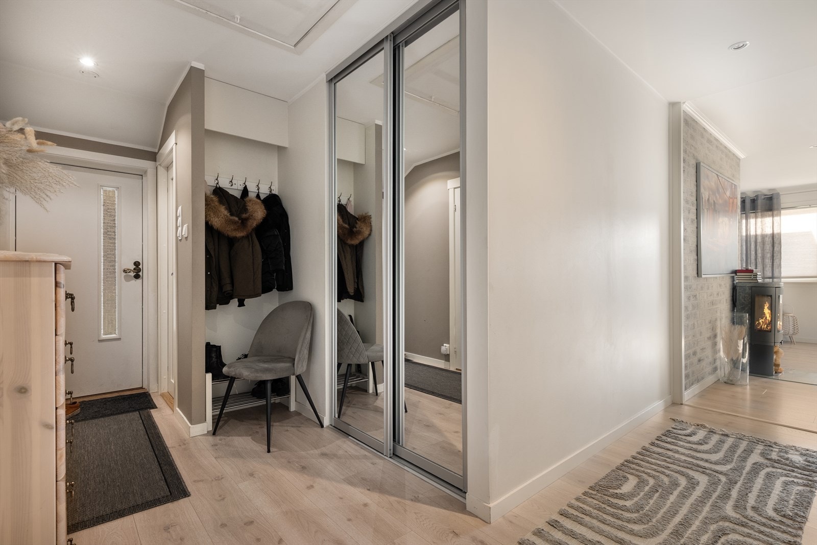 Ca. 10 kvm. entre/gang i moderne farger og garderobe Galleribilde